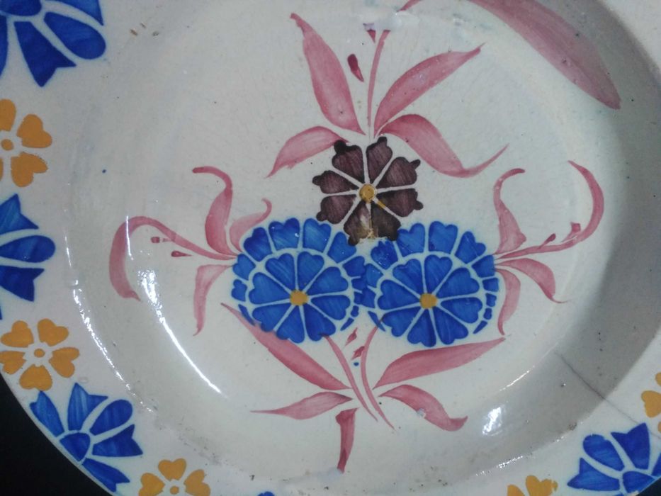 Faiança - Grande prato em faiança pintado à mão