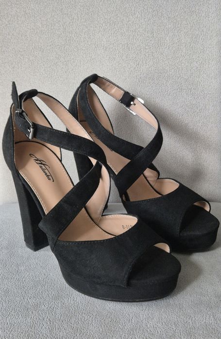 Czarne sandały na wysokim obcasie