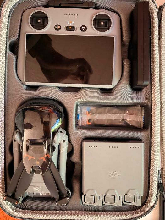 Kompletny zestaw DJI Mini 5 Pro w doskonałym stanie, z akumulatorem Flight Battery Plus.