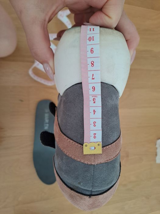 Продам жіночі кросівки-снікерси.