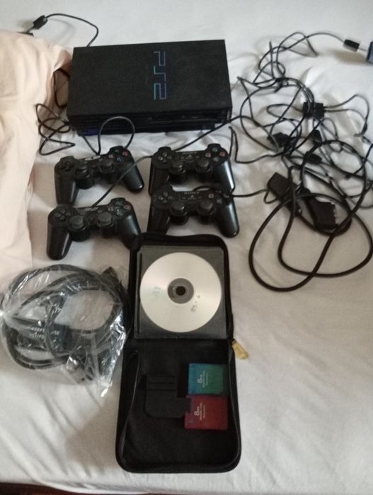 Consola mais jogos + cartões memória+comandos