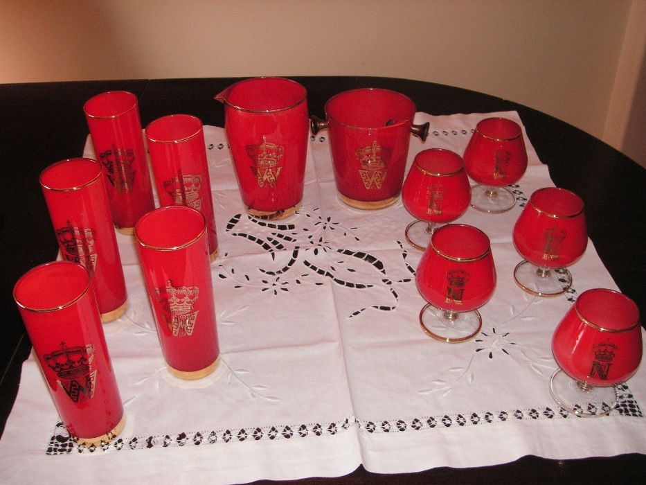 Conjunto Copos Vermelho e Dourado Vintage