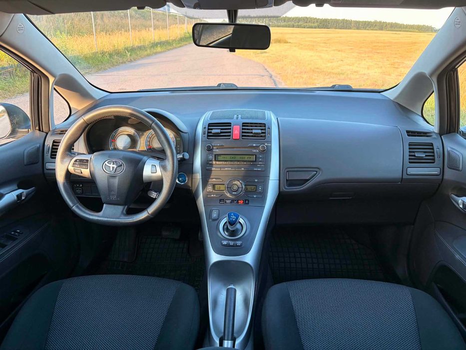 Toyota Auris 1.8 hybryda + LPG