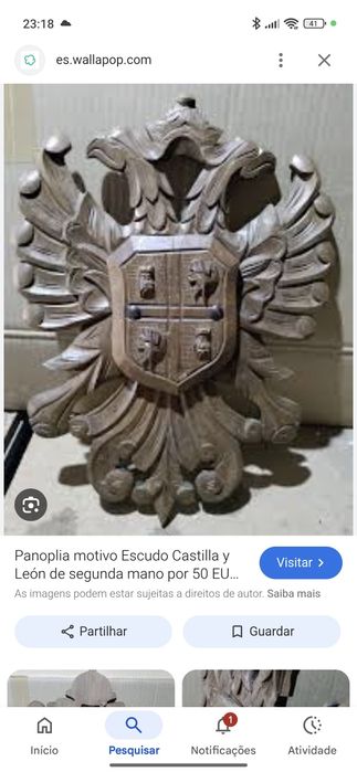 Brasão em madeira antigo