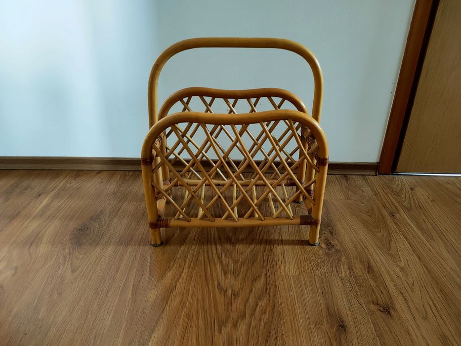 Rattanowy gazetnik w jasnym kolorze