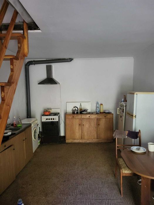 Хозяин : сдам комнату,  в частном доме,  район центрального стадиона