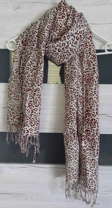 szal z printem leoparda. Długość 170 cm, szerokość 55 cm.