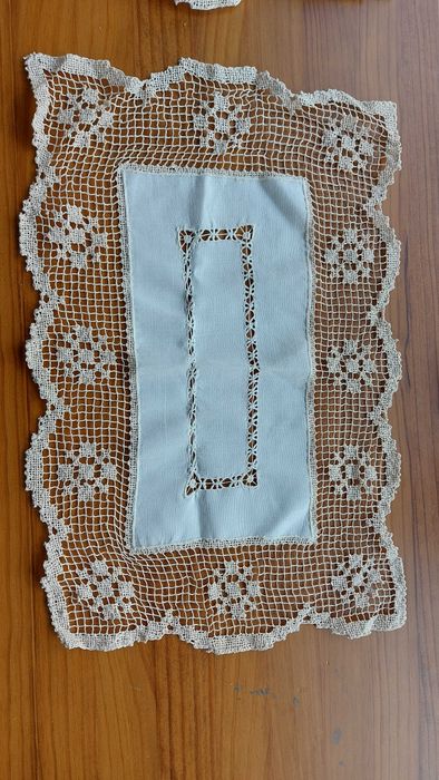 Rendas de vários tipos.