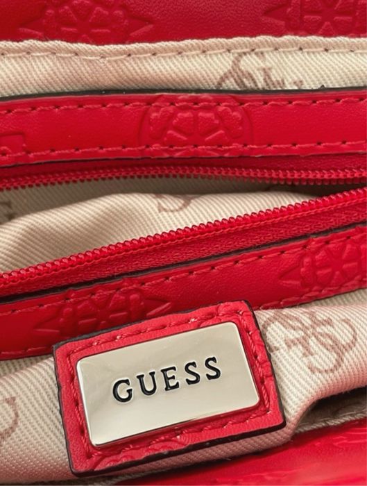 Mala vermelha com alça de mão e ombro da Guess