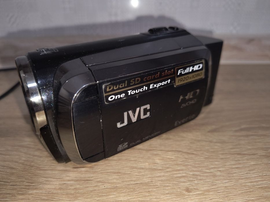 Цифрова відеокамера JVC GZ-HM200BER