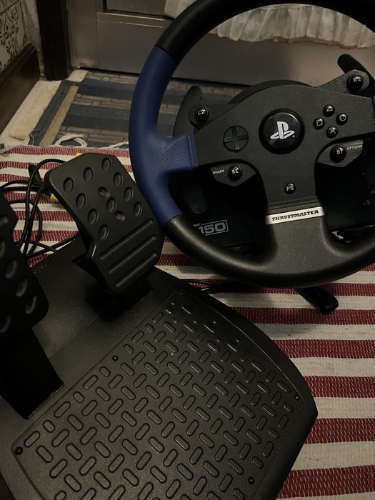 Volante Thrustmaster T150 com pedais, compatível com PS4, PS5 e PC.