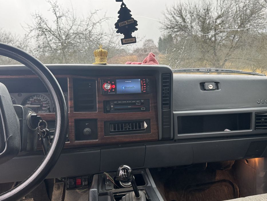 Джип чероки.