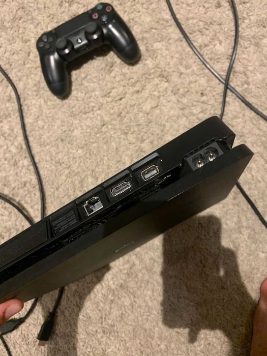 Ps4 slim ótimo estado com 7 jogos recentes incluídos