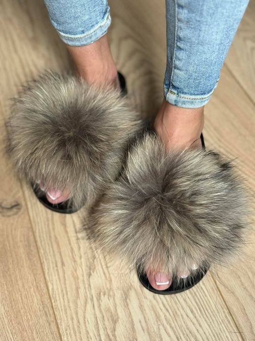 Piękne klapki z naturalnym futerkiem jenot czarne