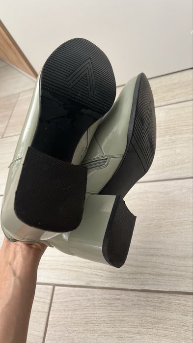 Демісезонні жіночі ботінки.Стан нових.