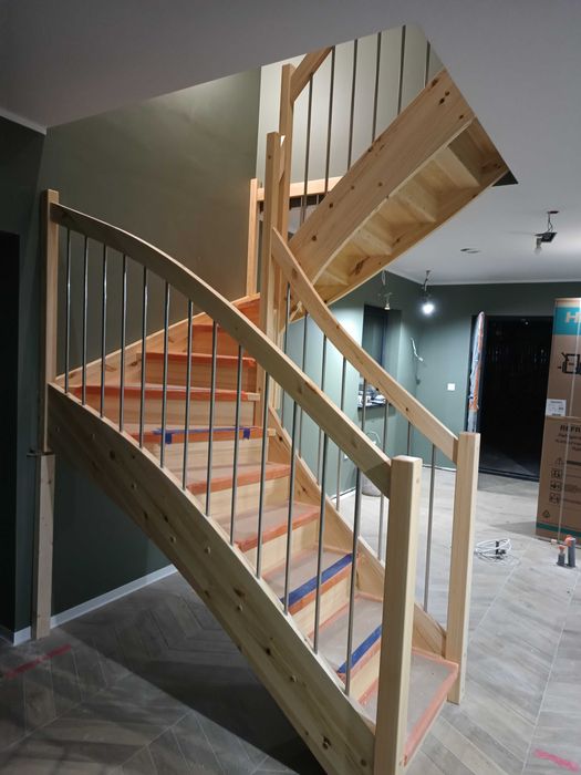 Schody samonośne z drewna klejonego świerk, sosna na wymiar