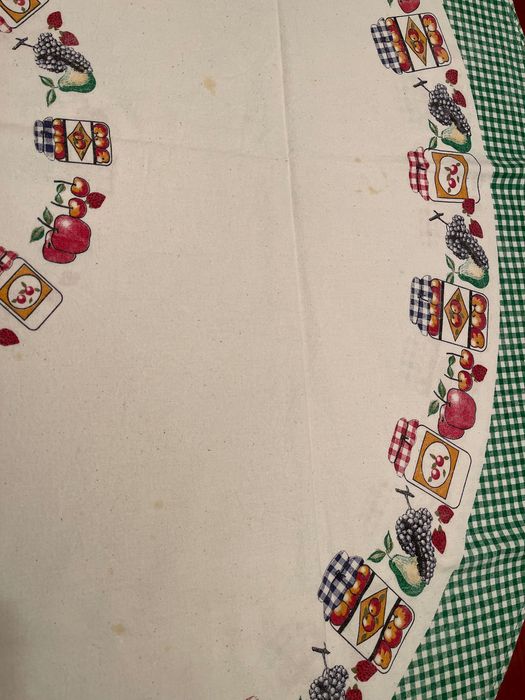 Toalha de mesa redonda creme e verde com motivos de cozinha