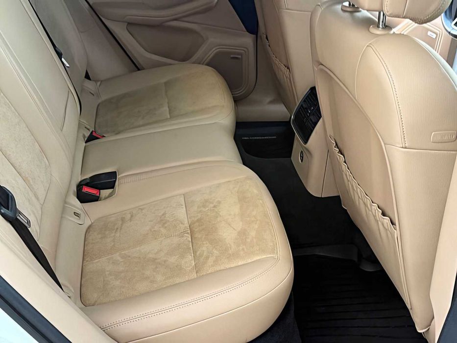 Porsche Macan      2021