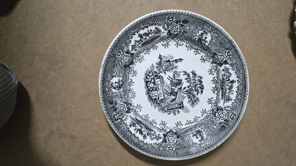 5 pratos em faiança vidrada