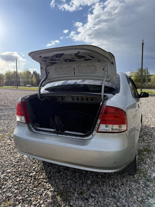 Chevrolet aveo 2005 рік 1.5 бензин