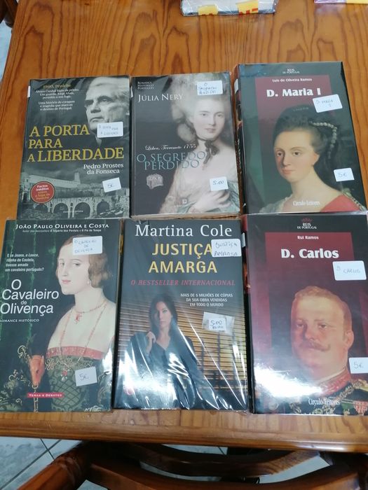 Livros variados como novos