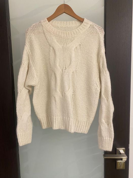 Світер з мохеру кольору айворі