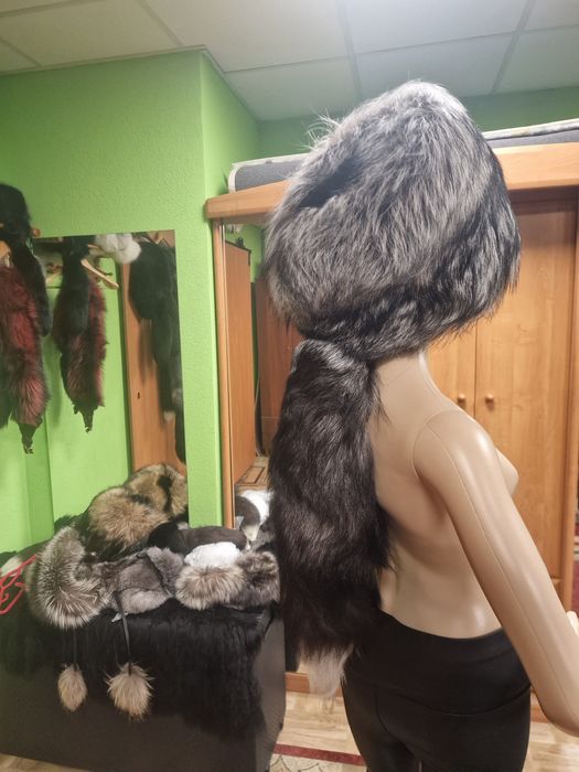 Piekna czapka z lisa tzw kaszkiet z ogonem !!!