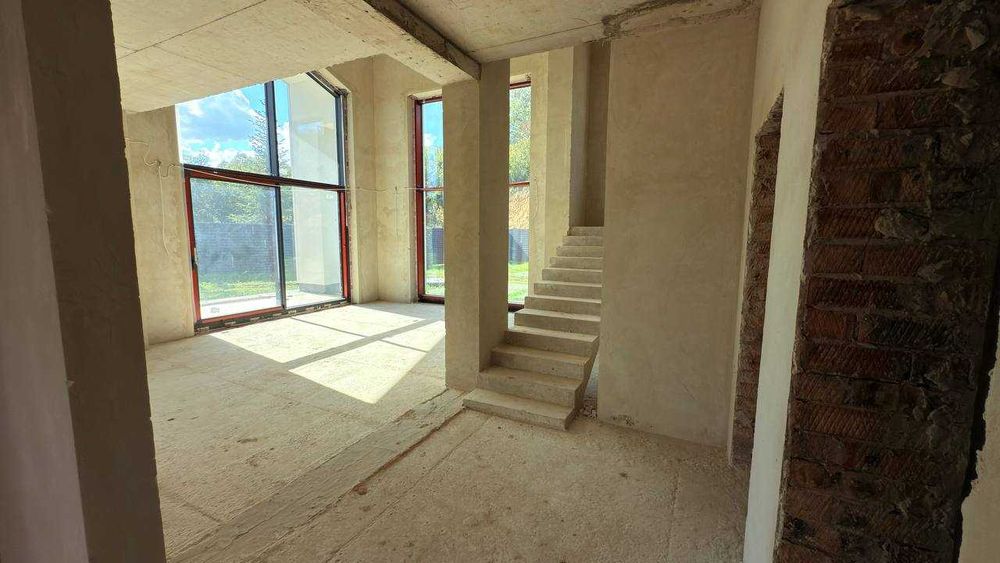 Просторий будинок, котедж в КМ