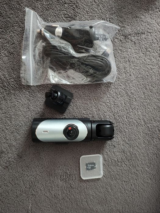 Wideorejestrator samochodowy Full HD + karta 64 GB + ładowarka