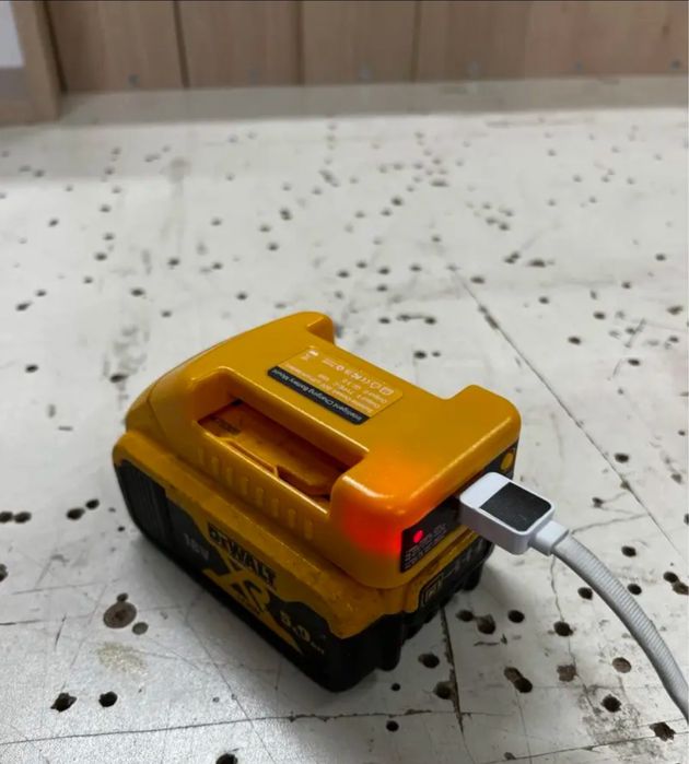 Насадка для зарядки телефону DeWALT