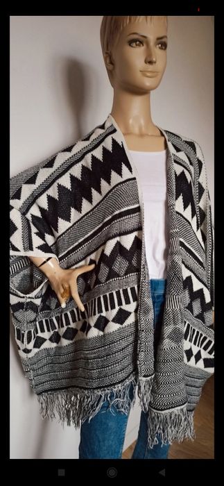 Sg Piękne ponczo wzory czarnobiałe  z frędzlami orginalne stylowe modn