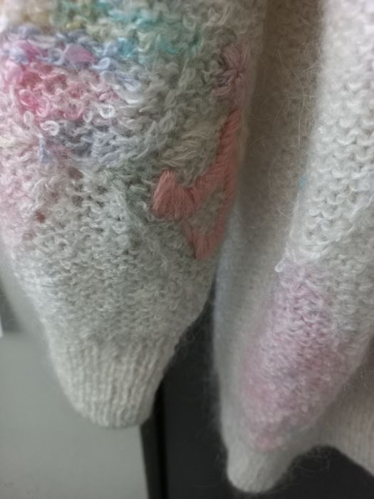 Casaco novo em malha branca com bordados coloridos