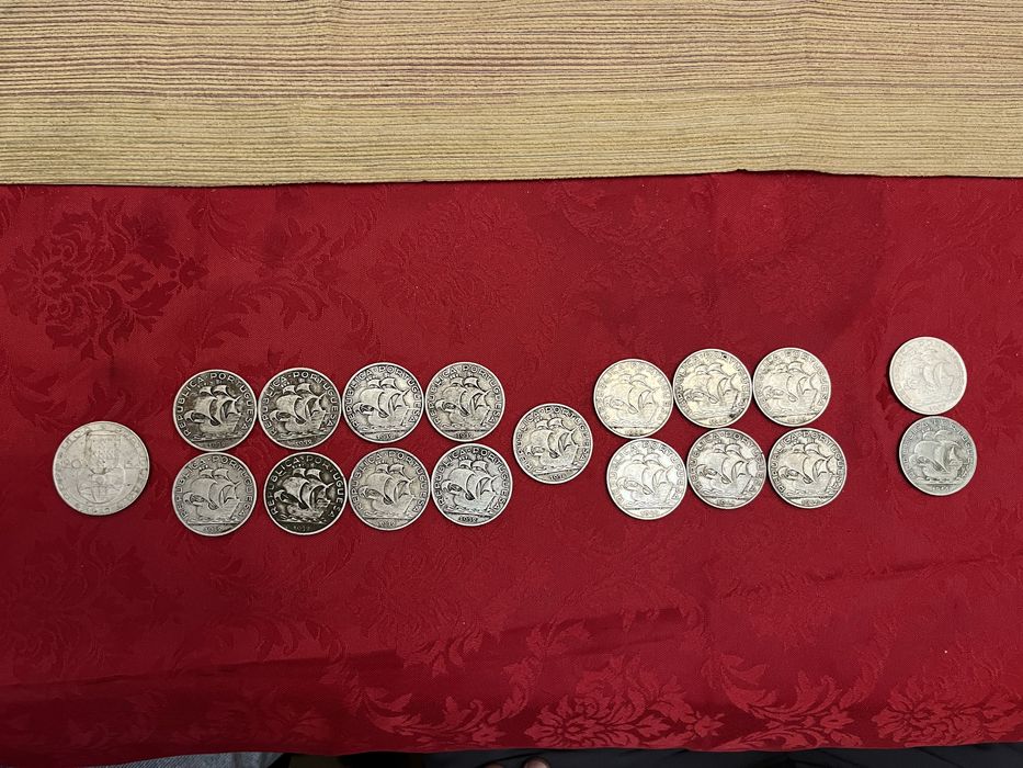 Moedas de prata de 10 escudos (1932, 1934,1940,1955) e 20 (1953)