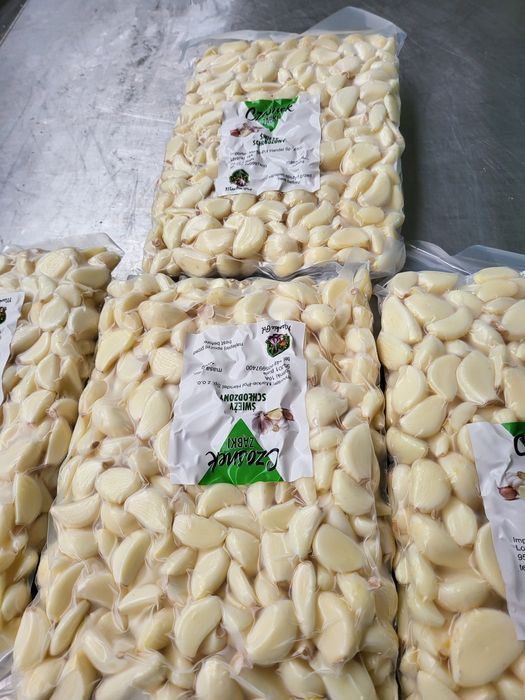 Czosnek obierany ząbek