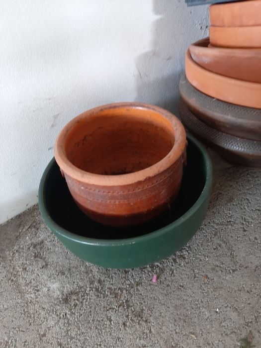 Vasos variados de plástico e barro