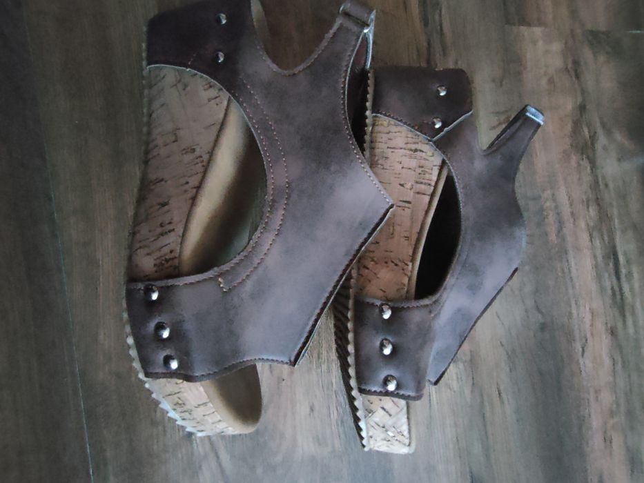 Buty damskie na koturnie