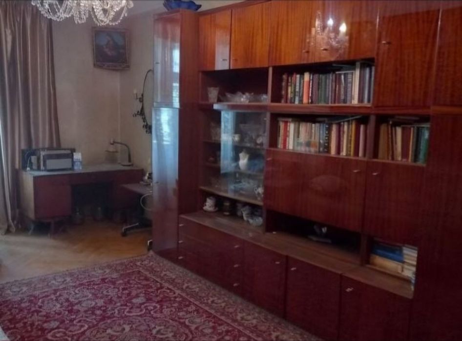 Продам 2 ком.квартиру пр. Гер.Харькова 3 .