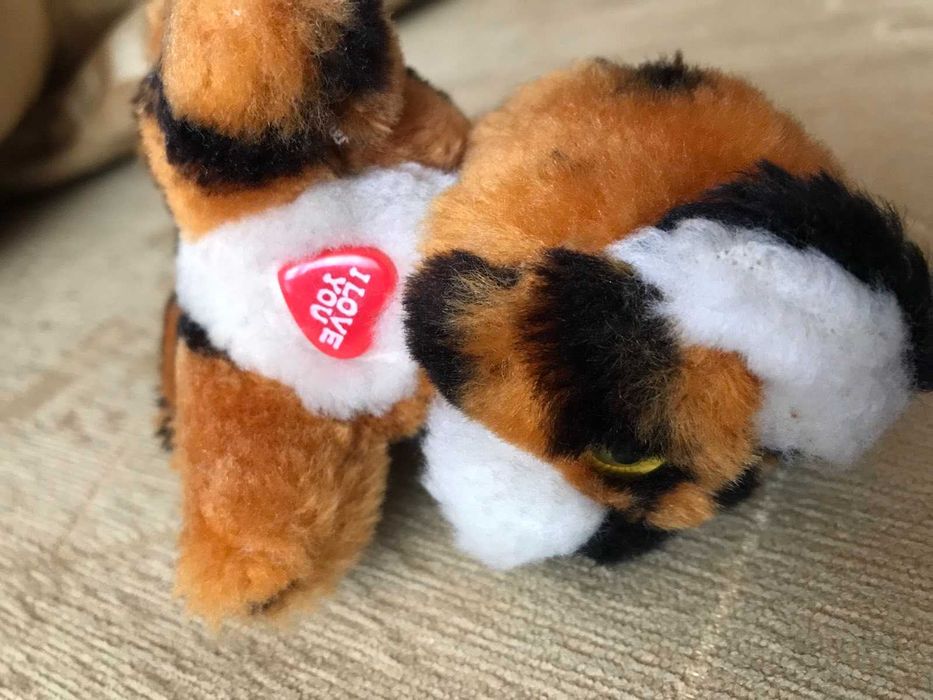 Продам мягкую игрушку тигренка с пищалкой.