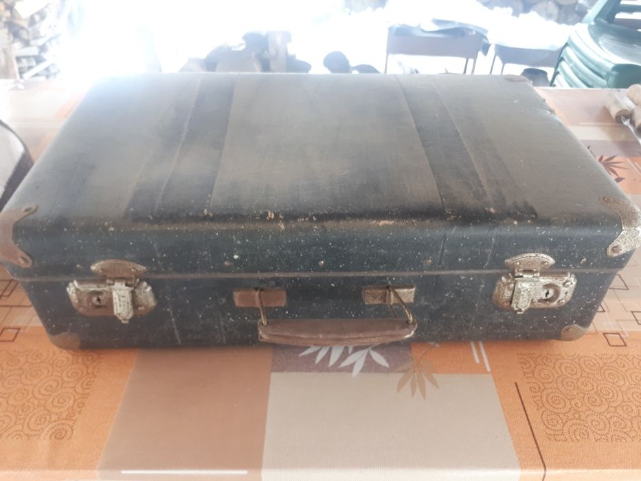 Продам чемоданы старые.