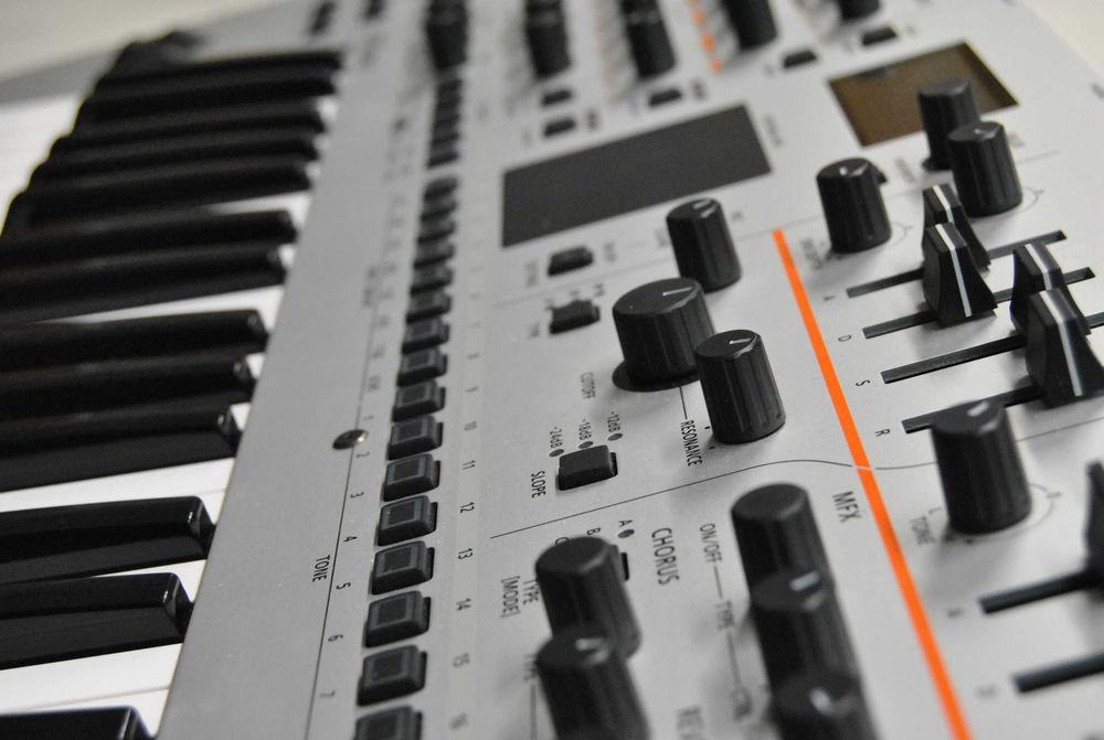 Syntezator Roland GAIA 2