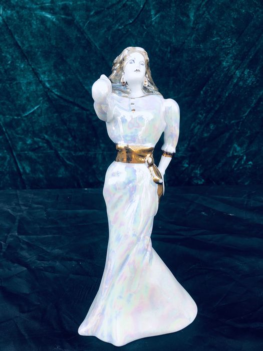Porcelanowa figurka kobieta Rumunia Stipo