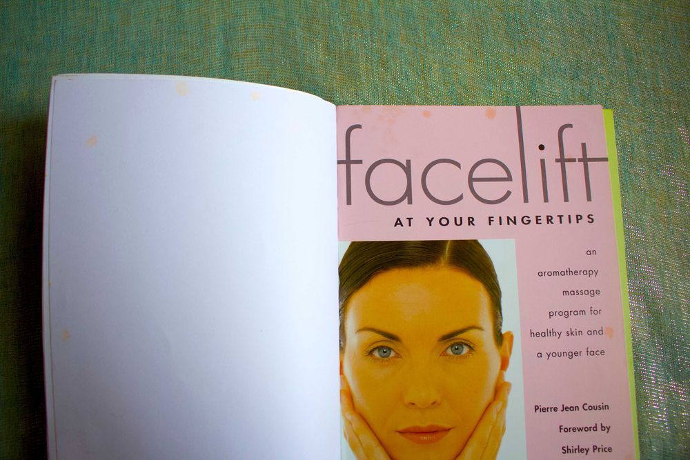 Livro de massagens estéticas faciais escrito por acupunctor, em Inglês