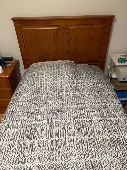 Cama de solteiro com colchão e mesa cabeceira, madeira maciça