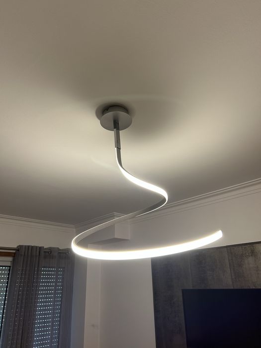 1 candeeiro de tecto e 1 candeeiro de mesa