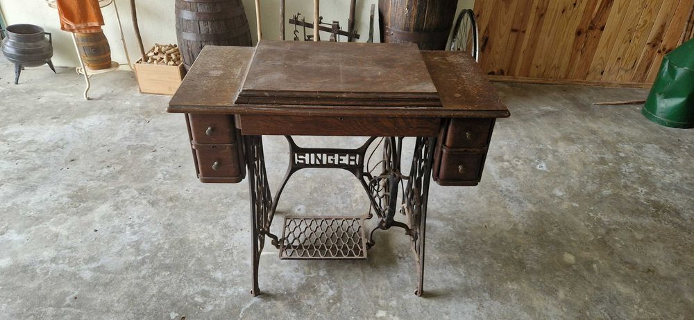 Máquina de Costura Antiga Singer com móvel