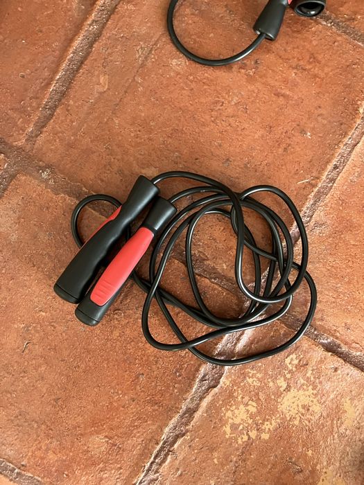 Luvas de kickboxing e corda de saltar
