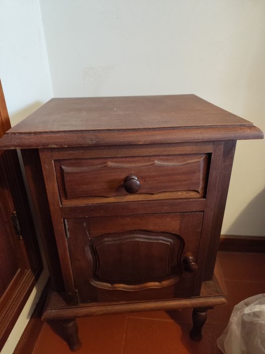 Cama completa+estrado+colchão e 2mesas cabeceira