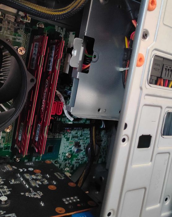 Komputer gamingowy | i5 9400F | RX 6600 | 16GB RAM DDR4 | 500GB SSD