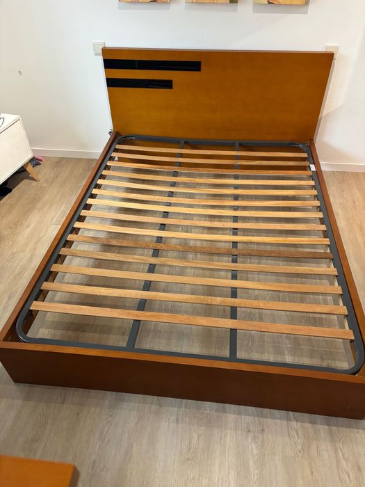 Cama e estrado de madeira