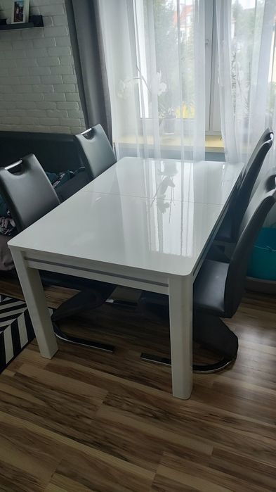 Biały stół rozkładany na wysoki połysk 90x136–210 cm + krzesła GRATIS